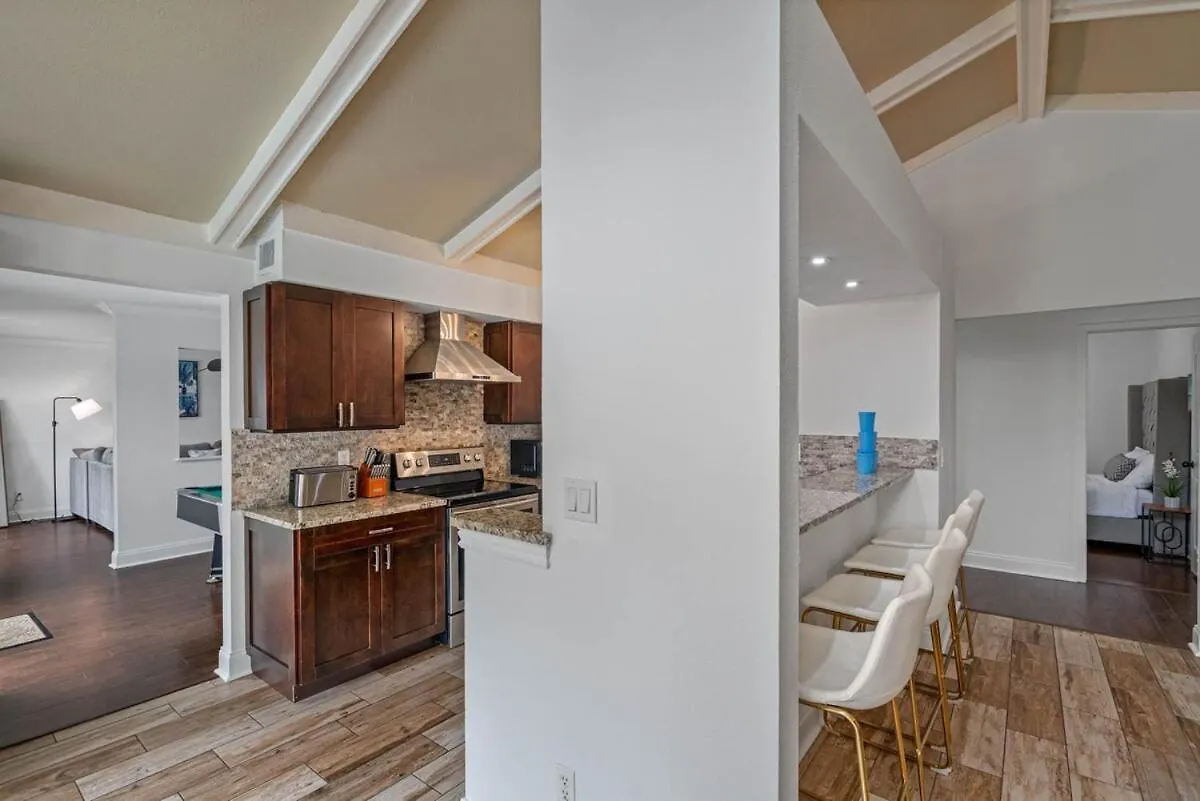 Luxury 5 Bdrm Home - Stunning Pool - Huge Backyard Tampa Feriehus