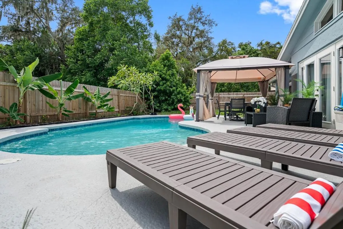 Luxury 5 Bdrm Home - Stunning Pool - Huge Backyard Tampa 0*,