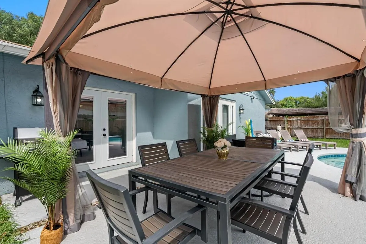 Luxury 5 Bdrm Home - Stunning Pool - Huge Backyard Tampa