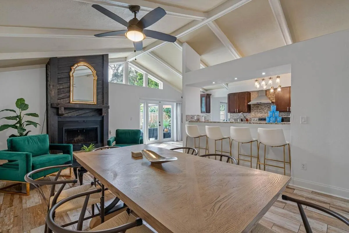 Luxury 5 Bdrm Home - Stunning Pool - Huge Backyard Tampa USA