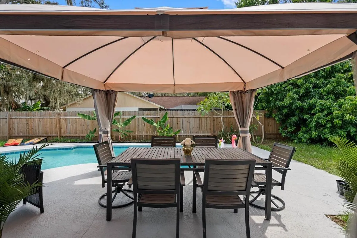 Luxury 5 Bdrm Home - Stunning Pool - Huge Backyard Tampa Feriehus
