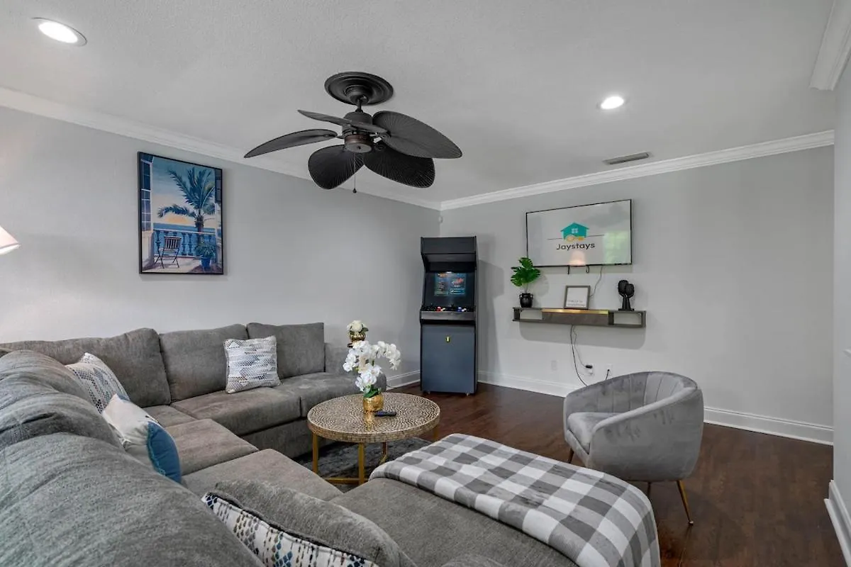 Luxury 5 Bdrm Home - Stunning Pool - Huge Backyard Tampa 0*,  USA