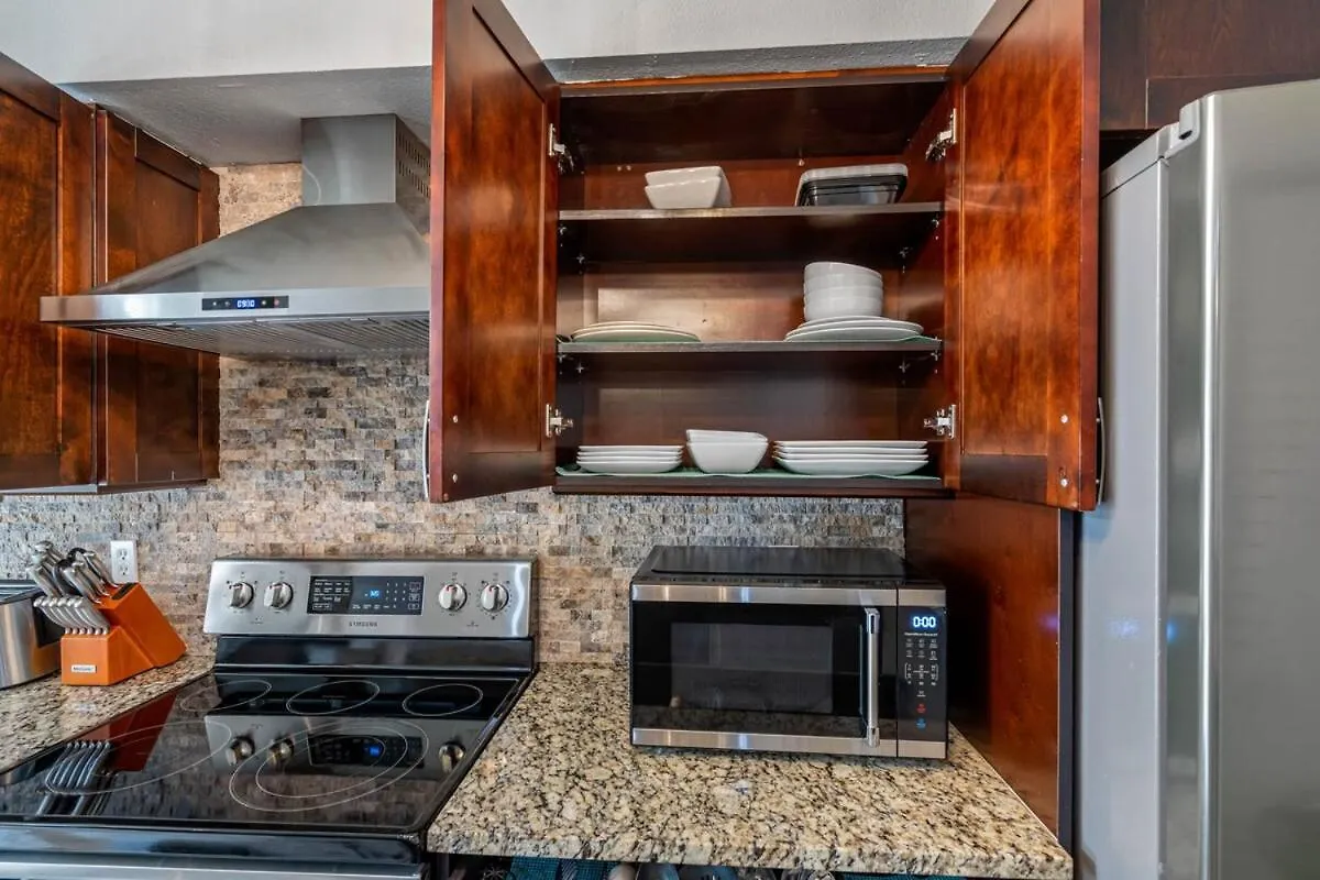 Luxury 5 Bdrm Home - Stunning Pool - Huge Backyard Tampa Feriehus