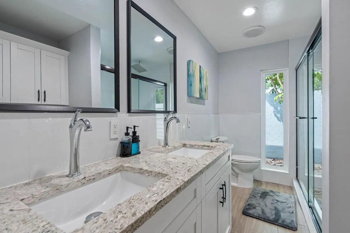 Luxury 5 Bdrm Home - Stunning Pool - Huge Backyard Tampa