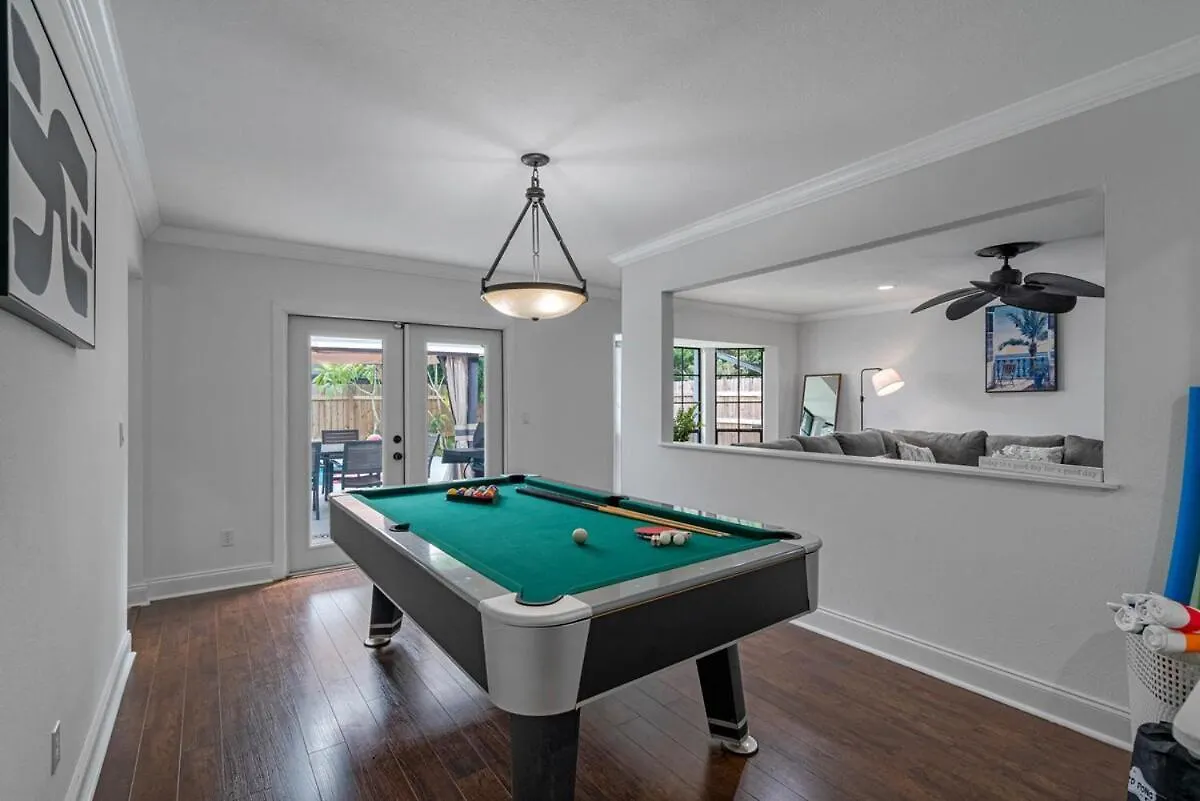Luxury 5 Bdrm Home - Stunning Pool - Huge Backyard Tampa USA