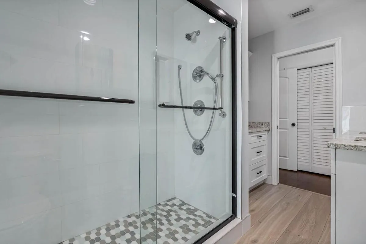 Luxury 5 Bdrm Home - Stunning Pool - Huge Backyard Tampa