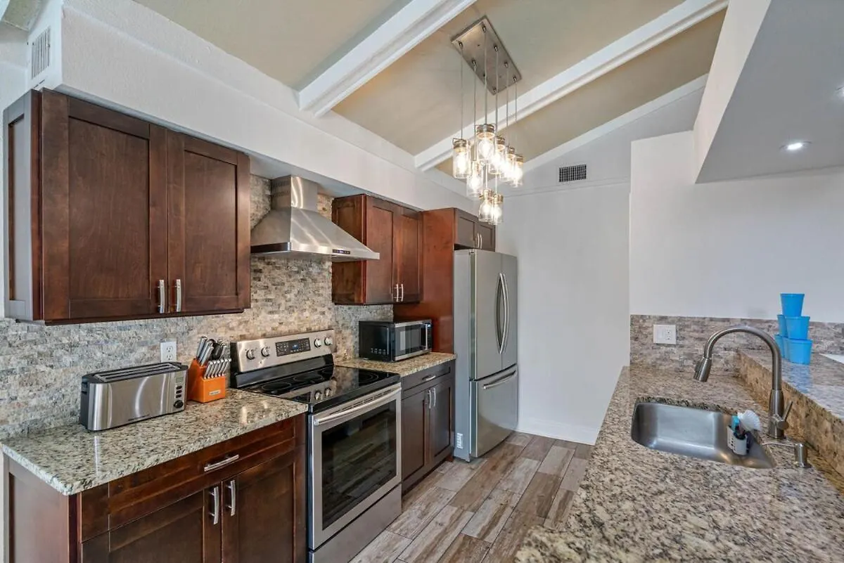 Luxury 5 Bdrm Home - Stunning Pool - Huge Backyard Tampa