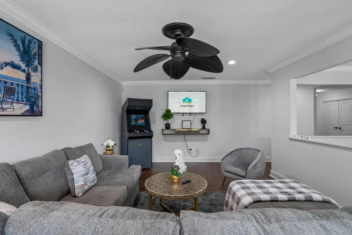 Luxury 5 Bdrm Home - Stunning Pool - Huge Backyard Tampa